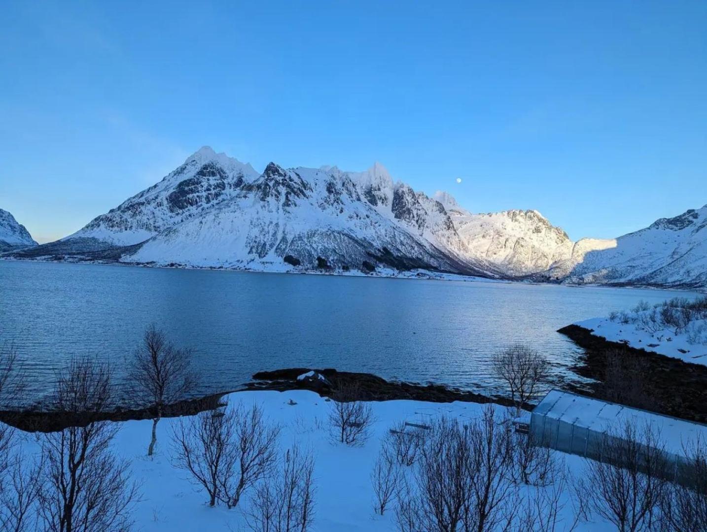 Laupstad Nydelig Hytte Med Fantastisk Beliggenhet Ved Sjoen 빌라 외부 사진